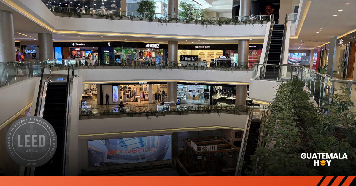 Paneles solares de Vidēre generando energía limpia y reduciendo la huella de carbono en Guatemala.