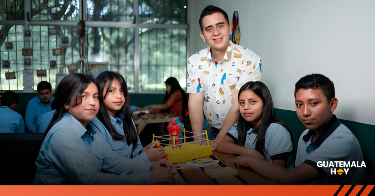 Docente logra calificación perfecta y se posiciona entre los mejores profesores del mundo