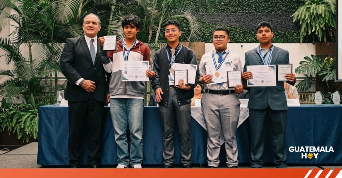 Dos jóvenes de Totonicapán hacen historia al conquistar campeonatos en las Olimpiadas Nacionales de Ciencias