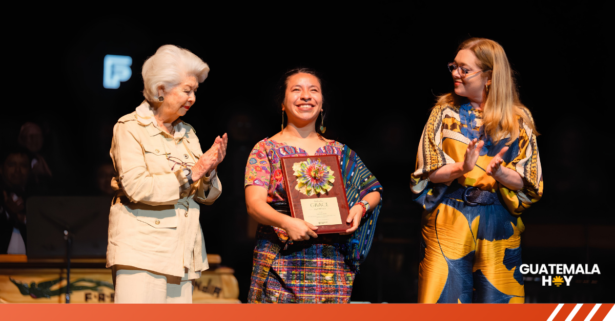 Sara Curruchich recibe el Galardón Grace a la Música por su trayectoria y aporte a Guatemala