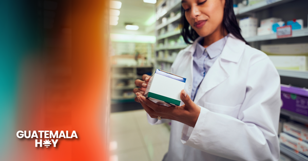 Aplicación del sistema FEFO en farmacia moderna para asegurar la rotación eficiente y segura de medicamentos en Guatemala.