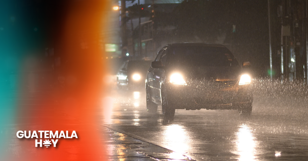 Carros detenidos en tráfico bajo la lluvia en ciudad de Guatemala