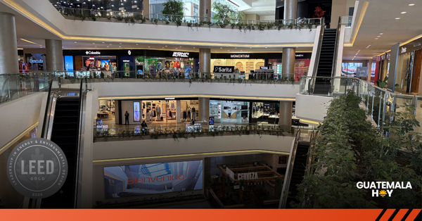 Paneles solares de Vidēre generando energía limpia y reduciendo la huella de carbono en Guatemala.