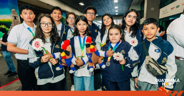 Jóvenes guatemaltecos ponen en alto al país con 8 medallas en competencia matemática internacional en Singapur