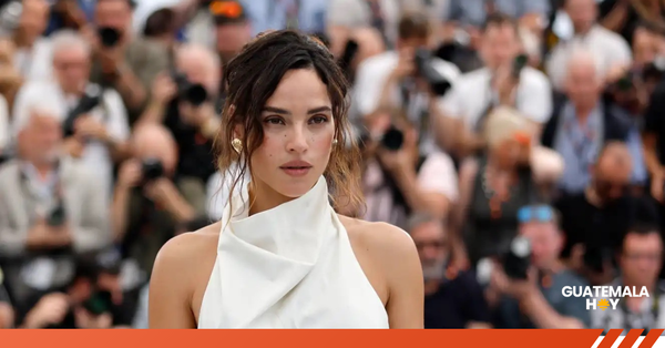 Adria Arjona conquista la portada de Vogue y escribe un nuevo capítulo en su carrera internacional