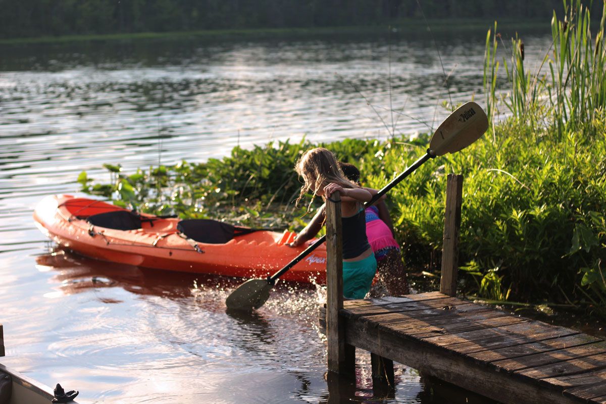 Kinder spielen am See