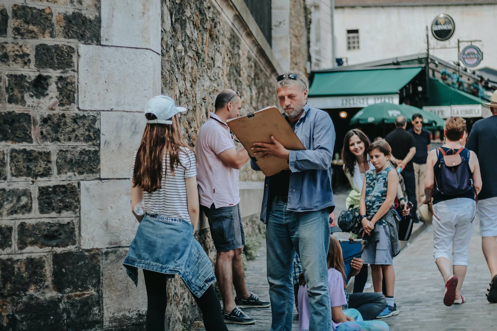 Familienspaß im Urlaub: Straßenkünstler in Paris