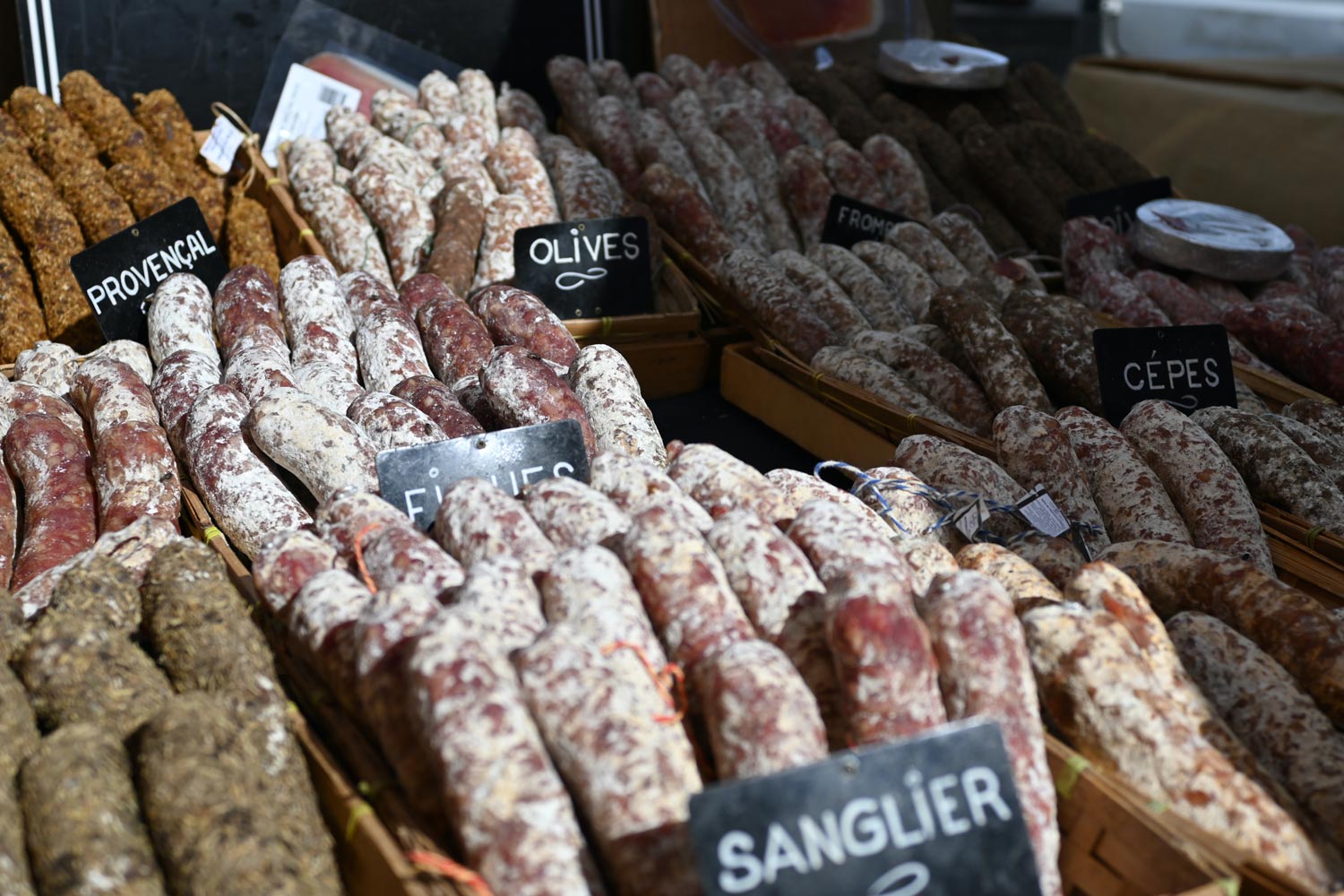 Wurstwaren auf Markt in der Provence