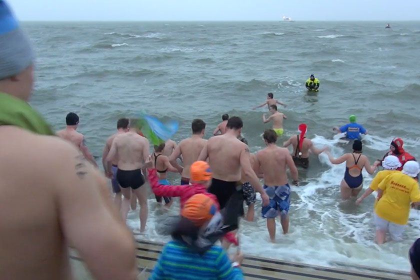 In Büsum springt man an Neujahr ins Meer
