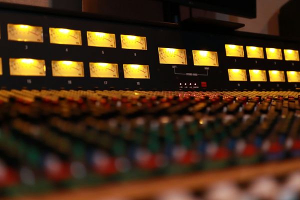 One resistor, one capacitor, and a knob that's lying to you: how an analog EQ actually works