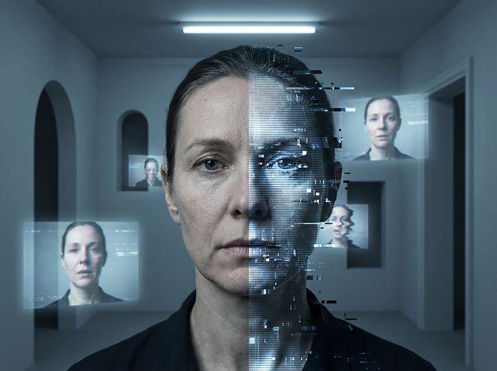 Gesicht halb real, halb digital verzerrt, umgeben von schwebenden Bildschirmen mit Varianten derselben Person – Deepfakes und der Verlust visueller Wahrheit.