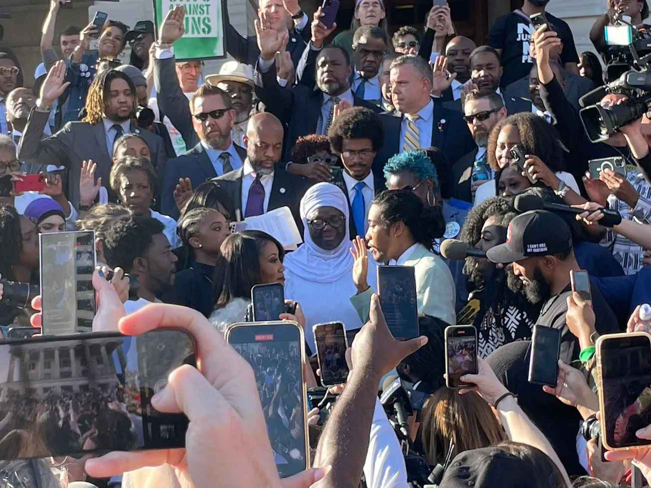 Expelled Tenn. lawmaker restored to seat in unanimous vote