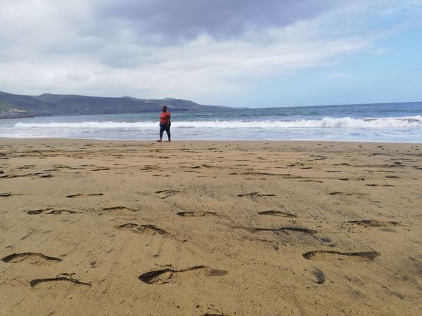 Migrant není mimozemšťan. Prostá lidská solidarita pomáhá uprchlíkům na Kanárech.