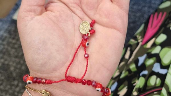 Červený náramek proti uhranutí