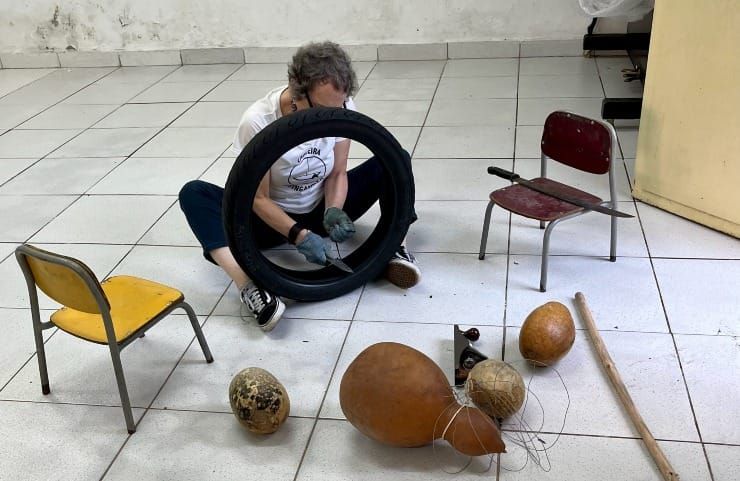 Esfolando o pneu — ou, rito de passagem, estilo capoeira angola - e, o oposto de destruição é criação