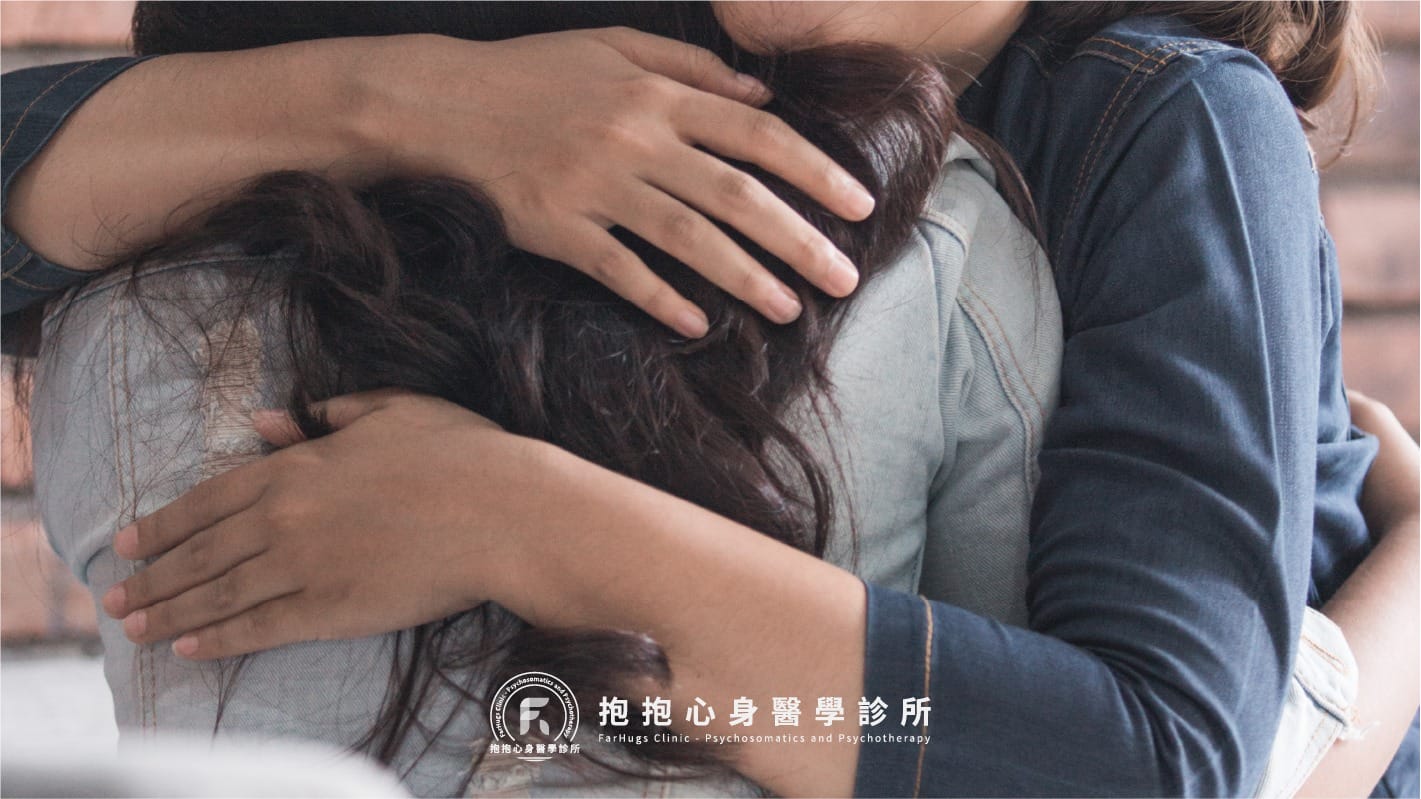 （一）生理層面：你或許想遠離媽媽，卻也想當個被緊緊抱住的孩子
