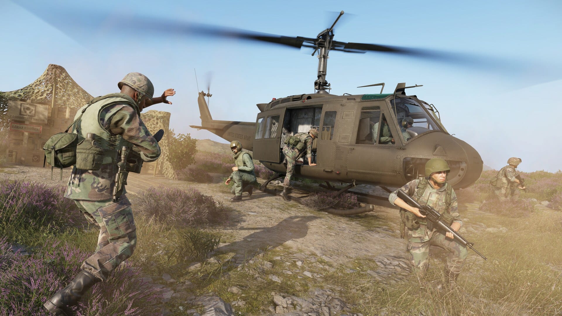 Arma Reforger, screenshot ze hry s vrtulníkem a vojáky