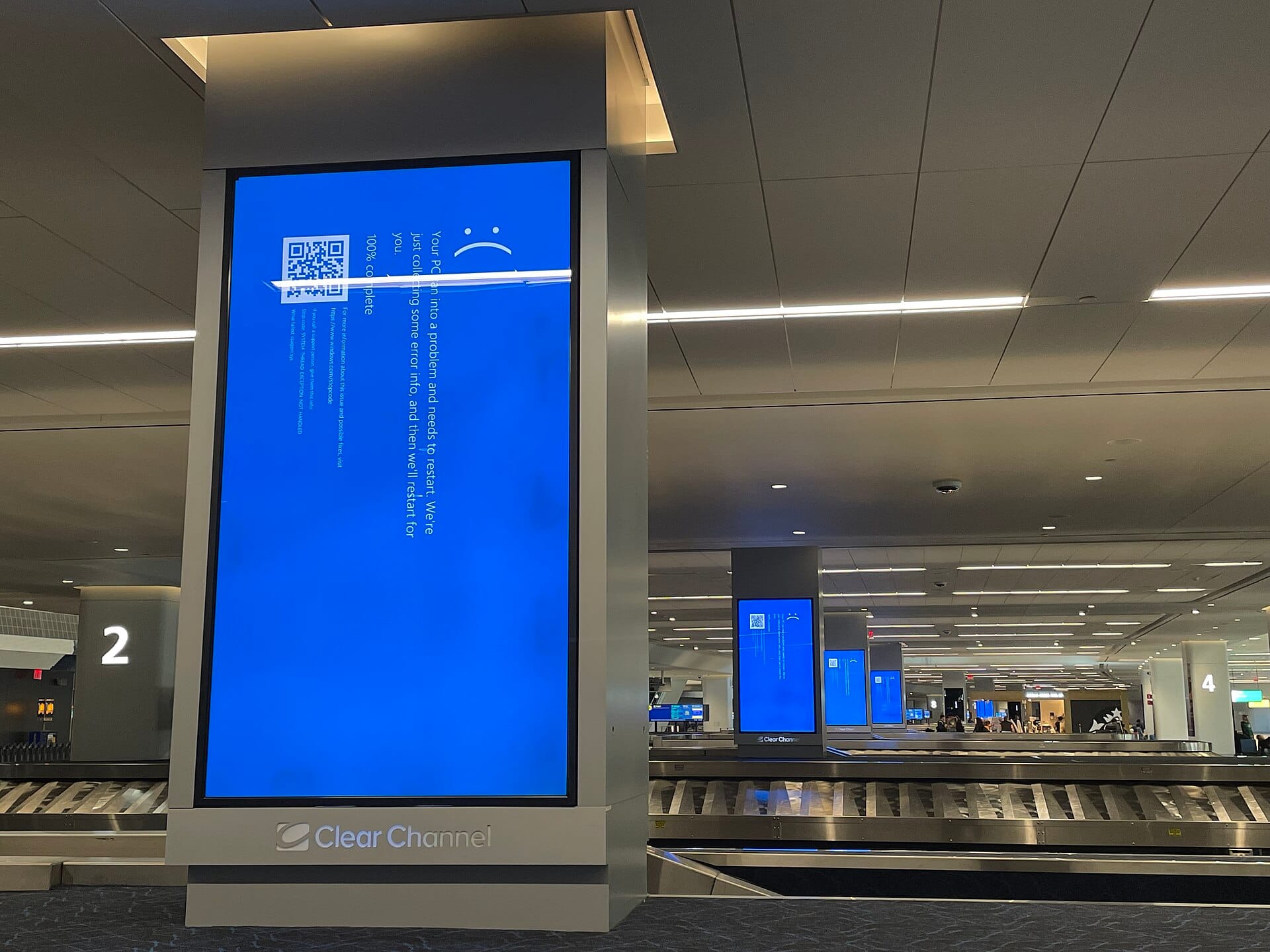 Modré obrazovky na letišti LaGuardia po výpadku CrowdStrike