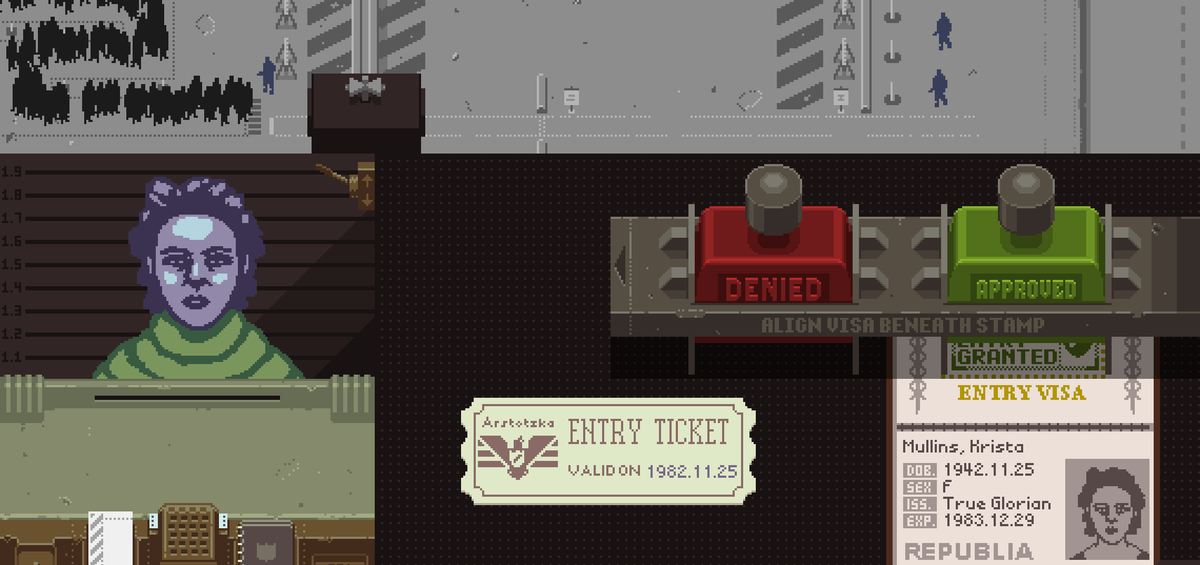 Scéna z Papers, Please: žena u přepážky pohraniční kontroly, na pultu vstupní lístek, vízum a razítka DENIED a APPROVED