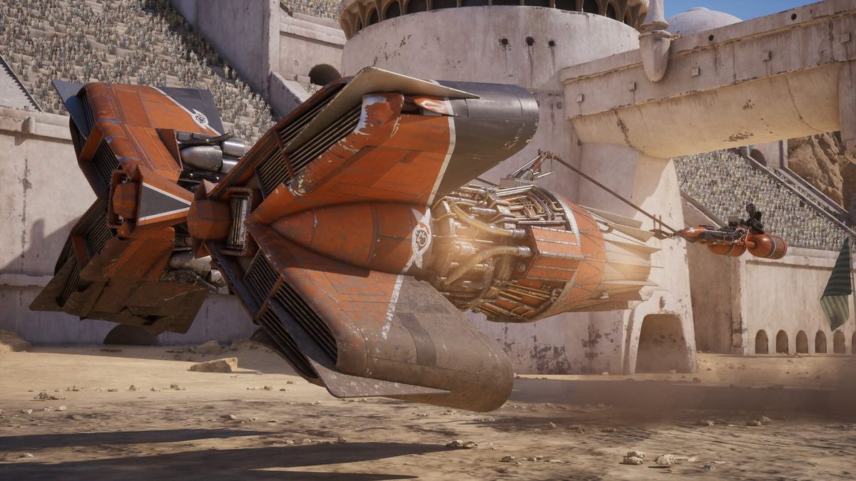 Oranžový podracer s dvojitým motorem se vznáší těsně nad prašnou zemí před bílými věžemi závodní arény