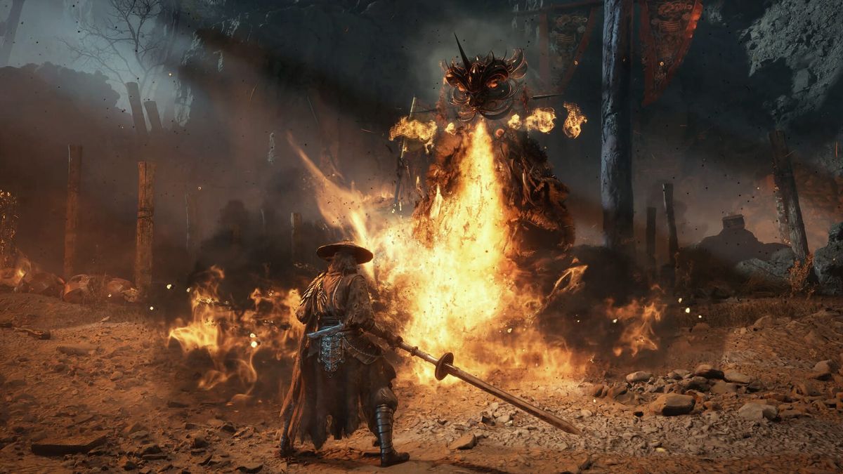 Bojovník v klobouku čelí ohnivému bossovi ve hře Phantom Blade Zero