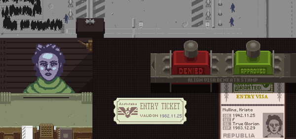 Scéna z Papers, Please: žena u přepážky pohraniční kontroly, na pultu vstupní lístek, vízum a razítka DENIED a APPROVED