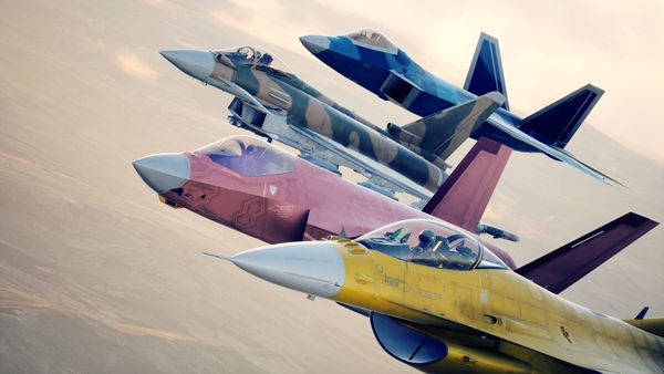 Čtyři stíhačky v barevných nátěrech ve formaci při západu slunce v Ace Combat 8: Wings of Theve