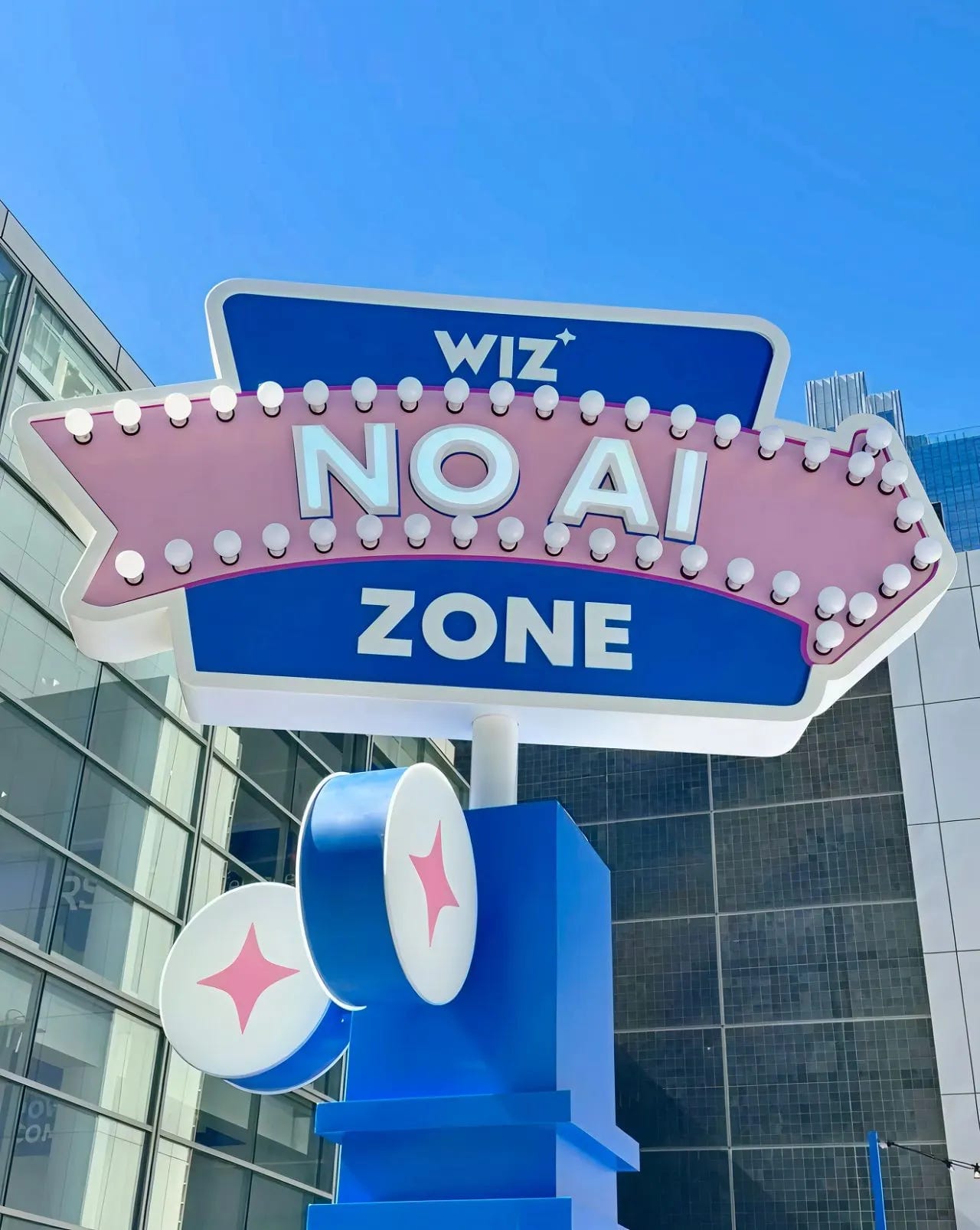 Enseigne lumineuse No AI Zone du stand de Wiz sur un salon