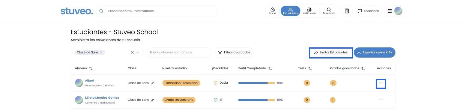 Listado de estudiantes de una clase, con los botones Invitar Estudiantes y el menú de tres puntos marcados
