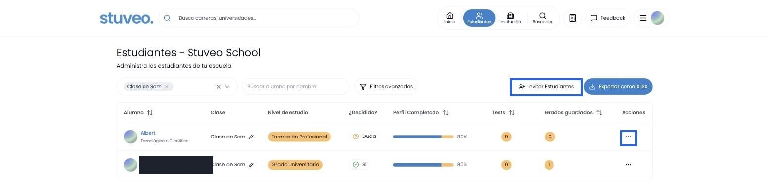 Listado de estudiantes de una clase, con los botones Invitar Estudiantes y el menú de tres puntos marcados