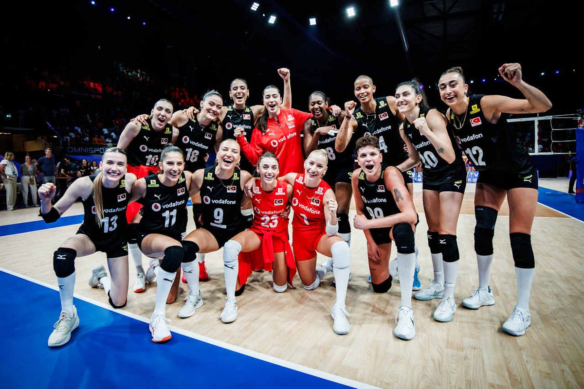 Türk A Milli Kadın Voleybol Takımı Hollanda'yı 3:0 Yendi ve Finallere Gitmeyi Garantiledi