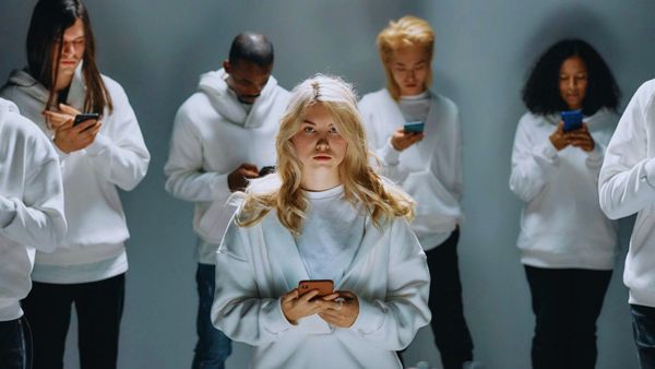 Dünyada Yılın Sözcükleri: Rage Bait, Slop, Parasocial — Türkiye’de Dijital Vicdan