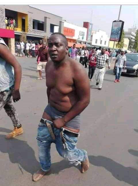 BORDER POST 'CLEARING AGENT' GOES NAKED ON STREET,DASHES OUT HUGE CASH