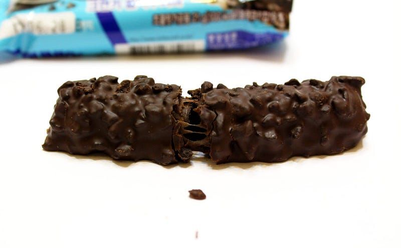 快遞先生開箱🍫 一款你不能錯過的 CRUNKY 巧克力棒！