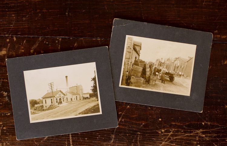 Methods for storing old photos like sleeves and board boxes