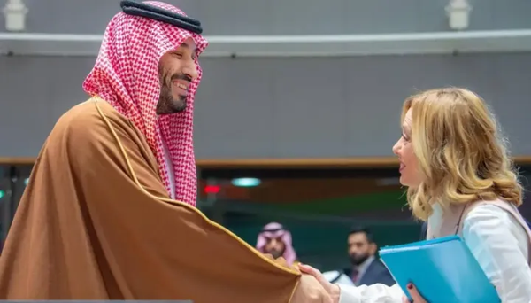 Mission in the Persian Gulf: Meloni's "Desperate Weekend" Between Energy Blackmail and the Shadow of Sigonella