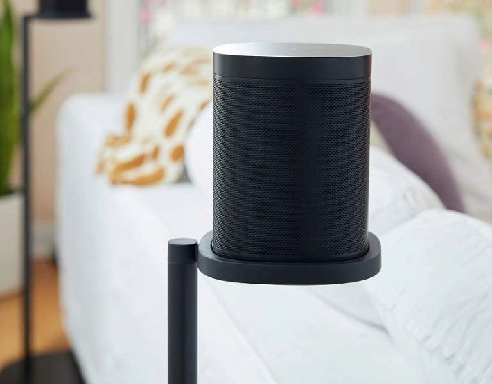 une enceinte connectée sonos one noire sur un support pour écouter la radio