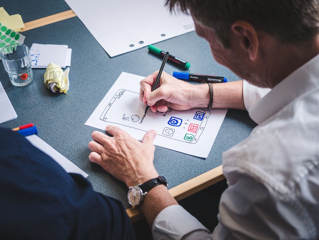 Un Ux Writer fait des expérimentations de texte sur un support papier avec un design UX sur papier
