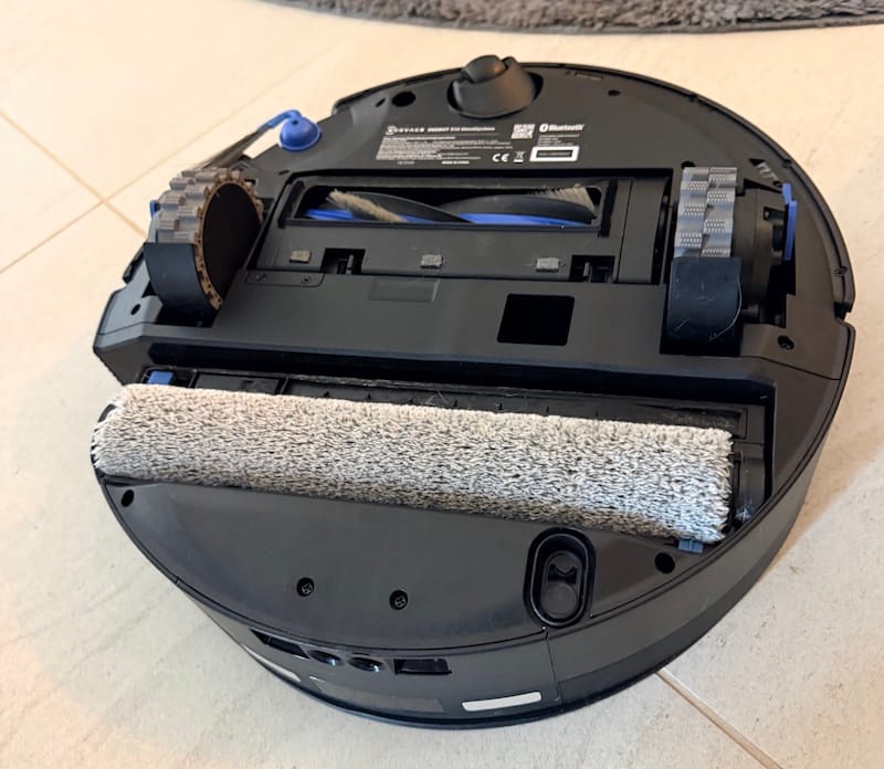 Robot laveur Omnicycle X12 Ecovacs retourné avec le rouleau et les roues apparents
