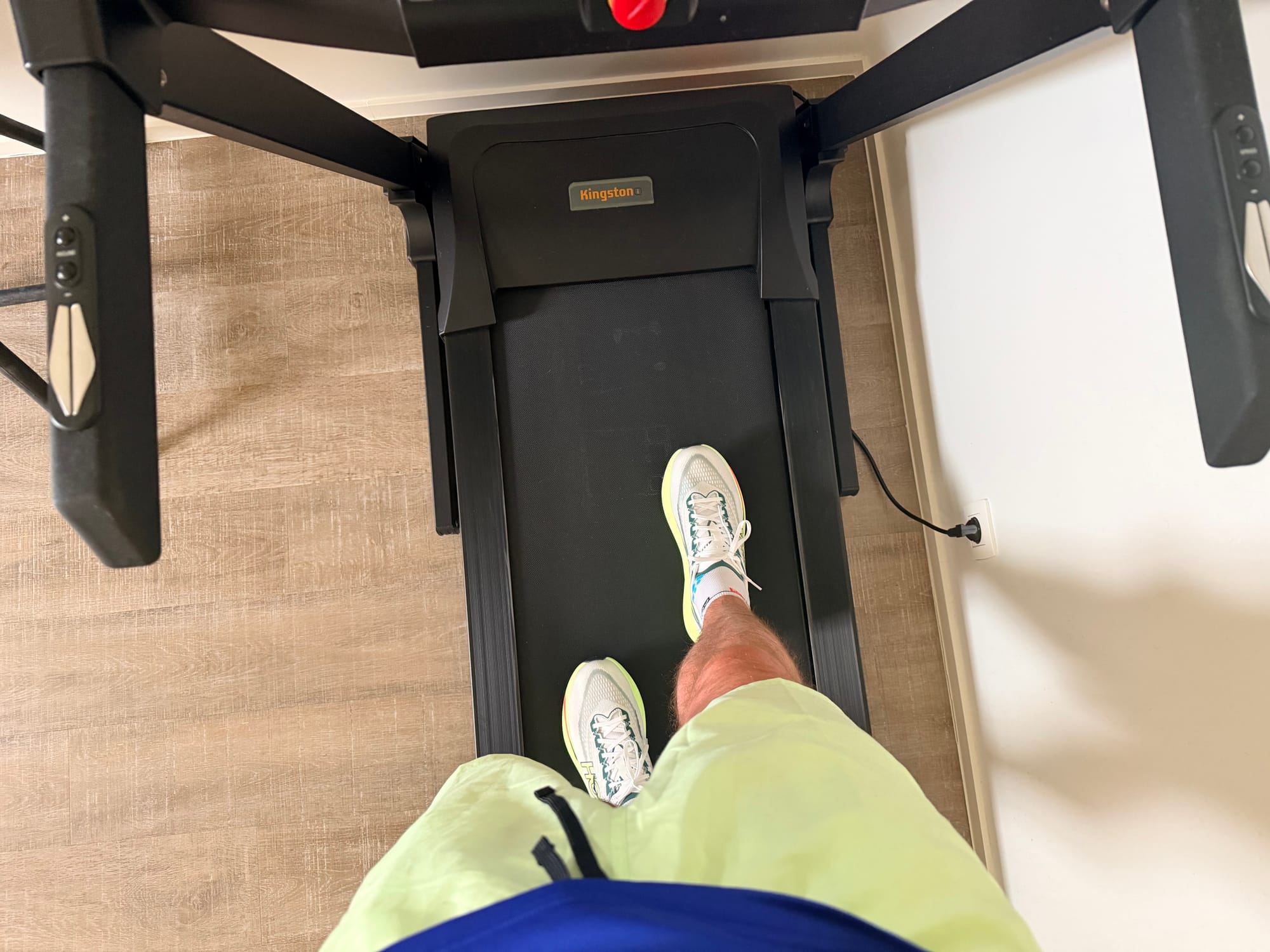 Hoka Mach 7 portées sur un tapis de course Kingston, vue plongeante pendant une séance