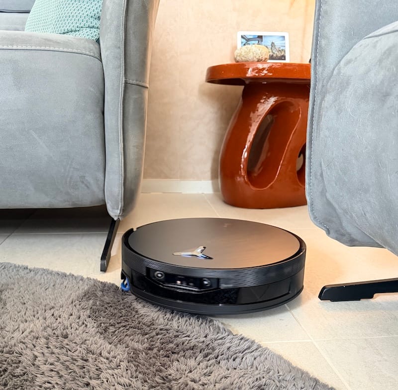Le X12 entre le canapé et le tapis. La détection du tapis fonctionne parfaitement : le rouleau se lève et le capot se déploie automatiquement
