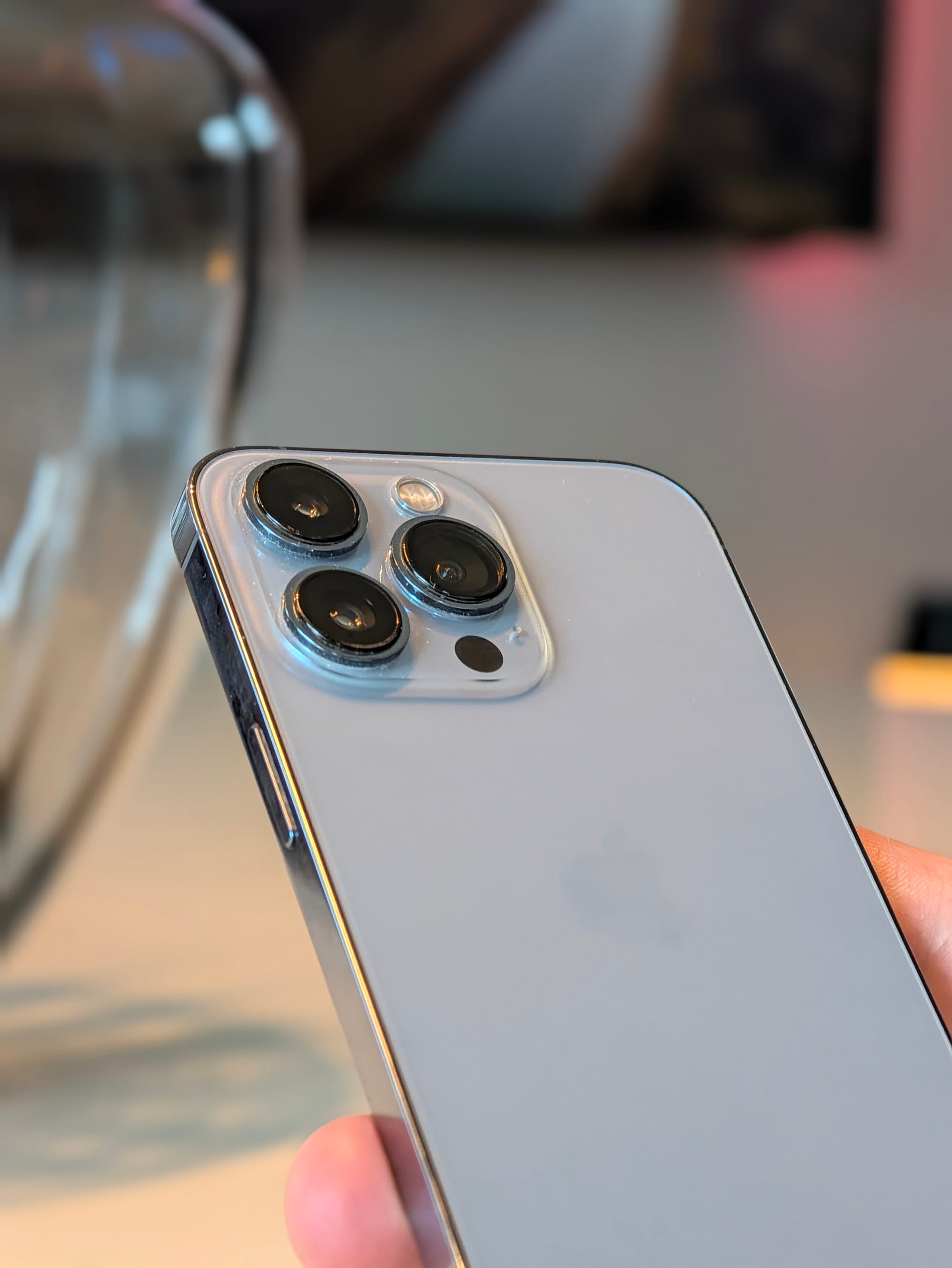 Module caméra d'un iPhone 13 Pro photographié en mode portrait par le Pixel 11 Pro, bokeh prononcé