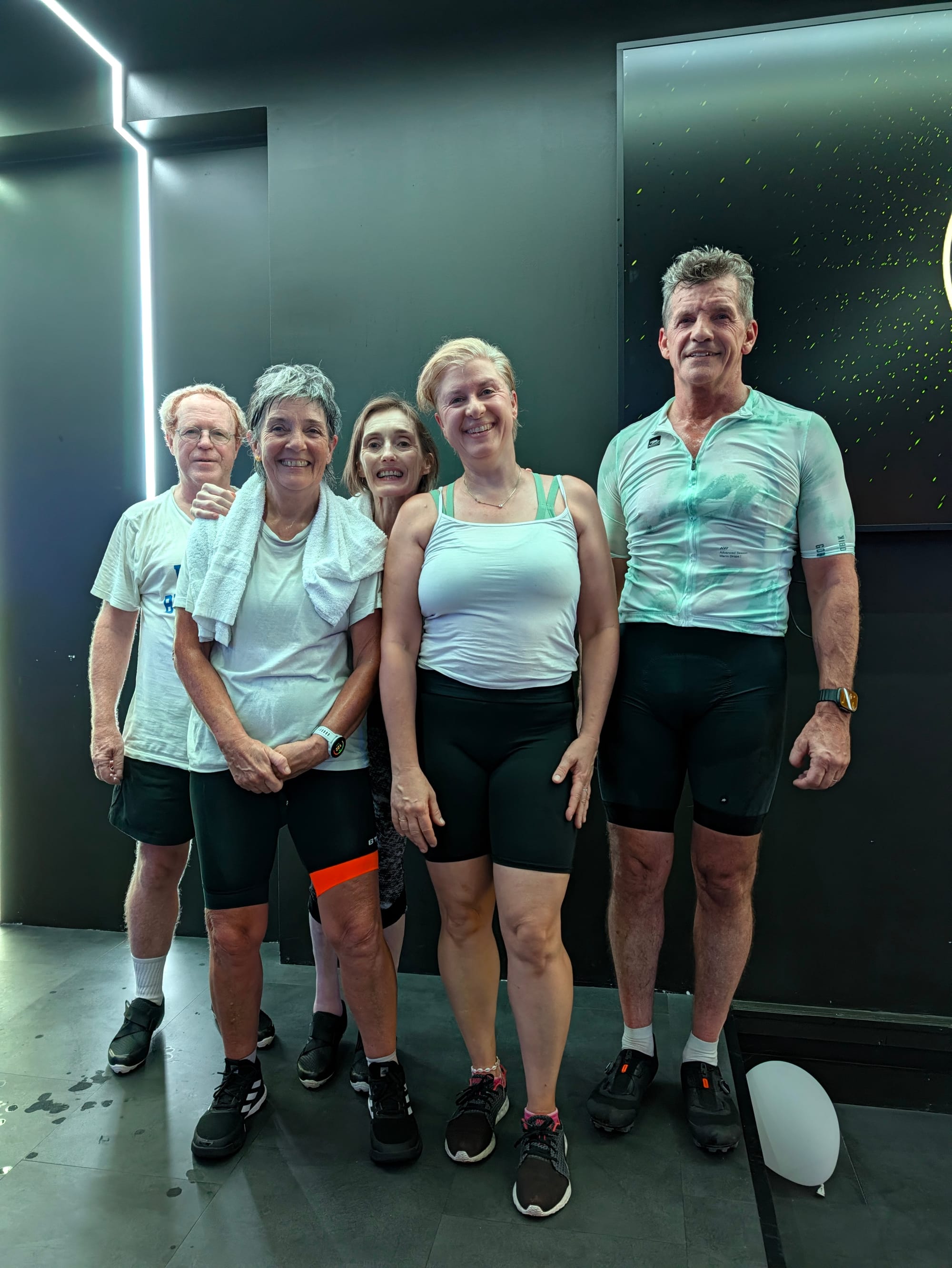 hoto de groupe après un cours d'indoor cycling à l'Aspria La Rasante prise avec le Pixel 11 Pro en intérieur