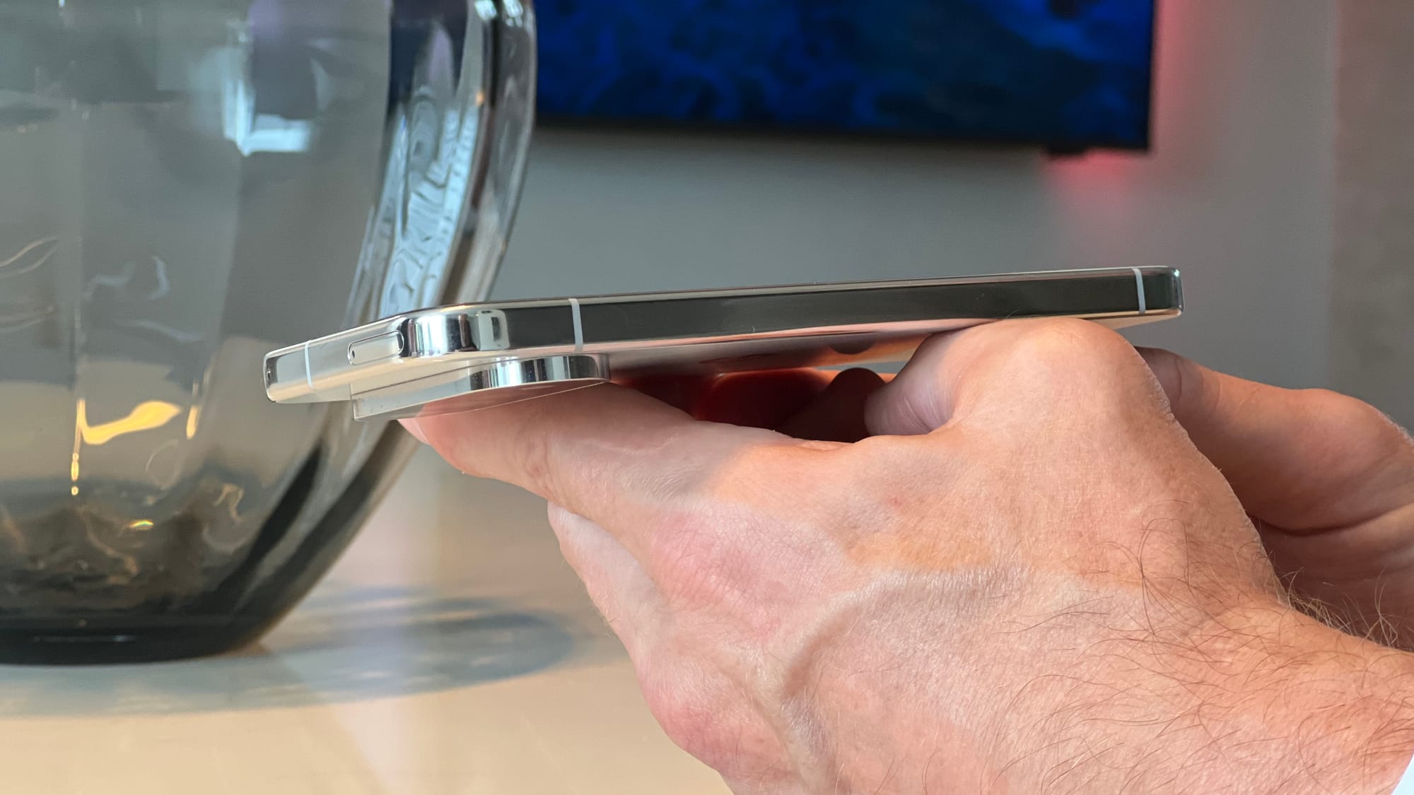 Google Pixel 11 Pro vu de profil montrant l'épaisseur fine et la position des boutons latéraux