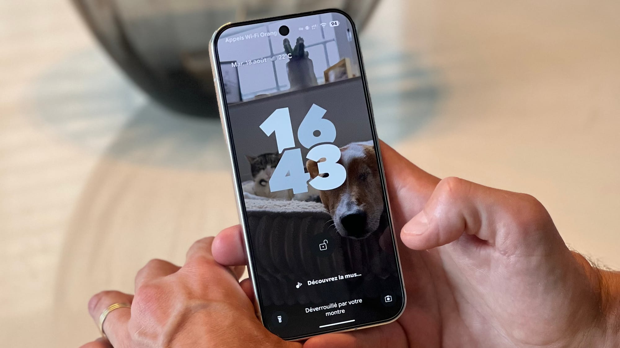 Écran de verrouillage du Pixel 11 Pro montrant le déverrouillage automatique par la Pixel Watch 5, connexion Wi-Fi Orange visible