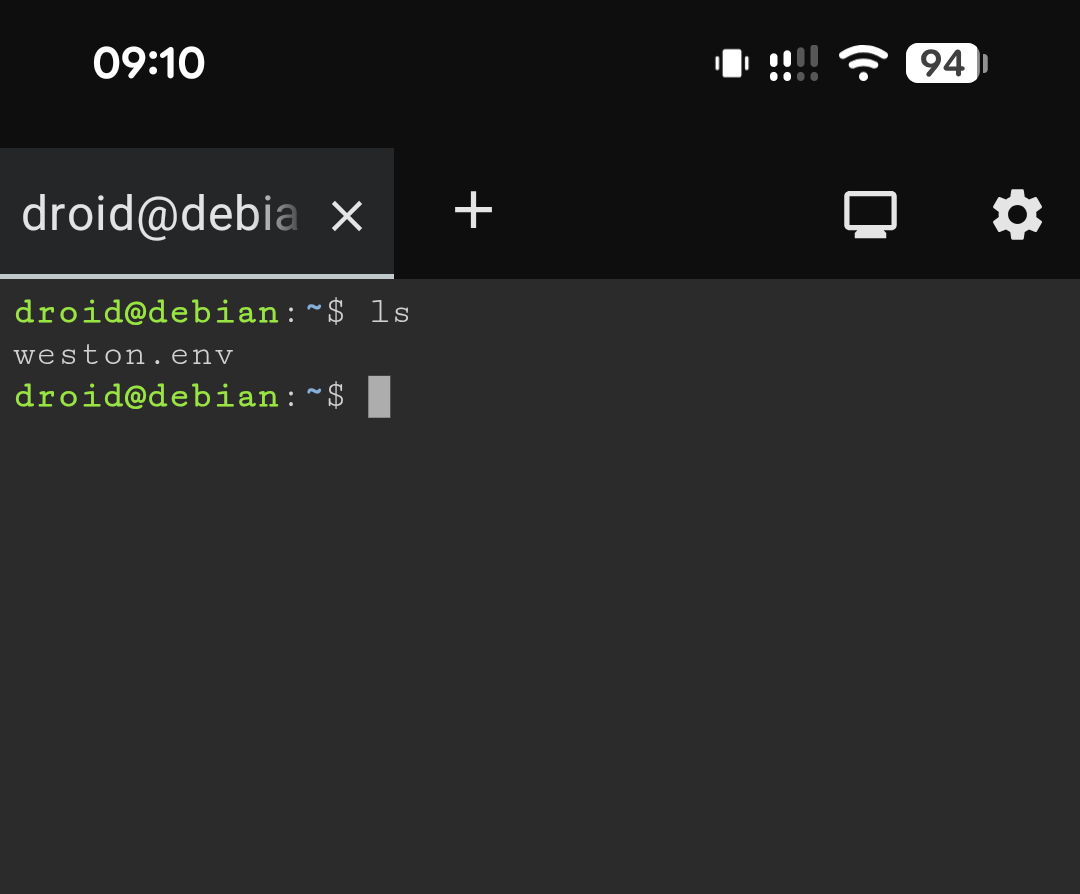 Terminal Linux Debian actif sur le Pixel 11 Pro avec prompt droid@debian et clavier avec touches Esc, Tab, Ctrl et Alt