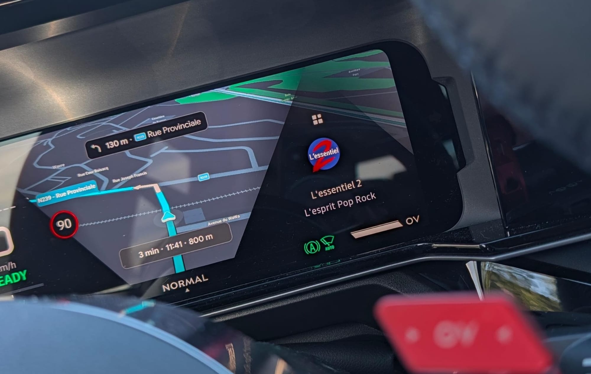Tableau de bord d'une Alpine A290 affichant l'itinéraire Waze directement devant le conducteur via Android Auto, avec indication de vitesse limitée à 90 km/h et lecture radio en cours
