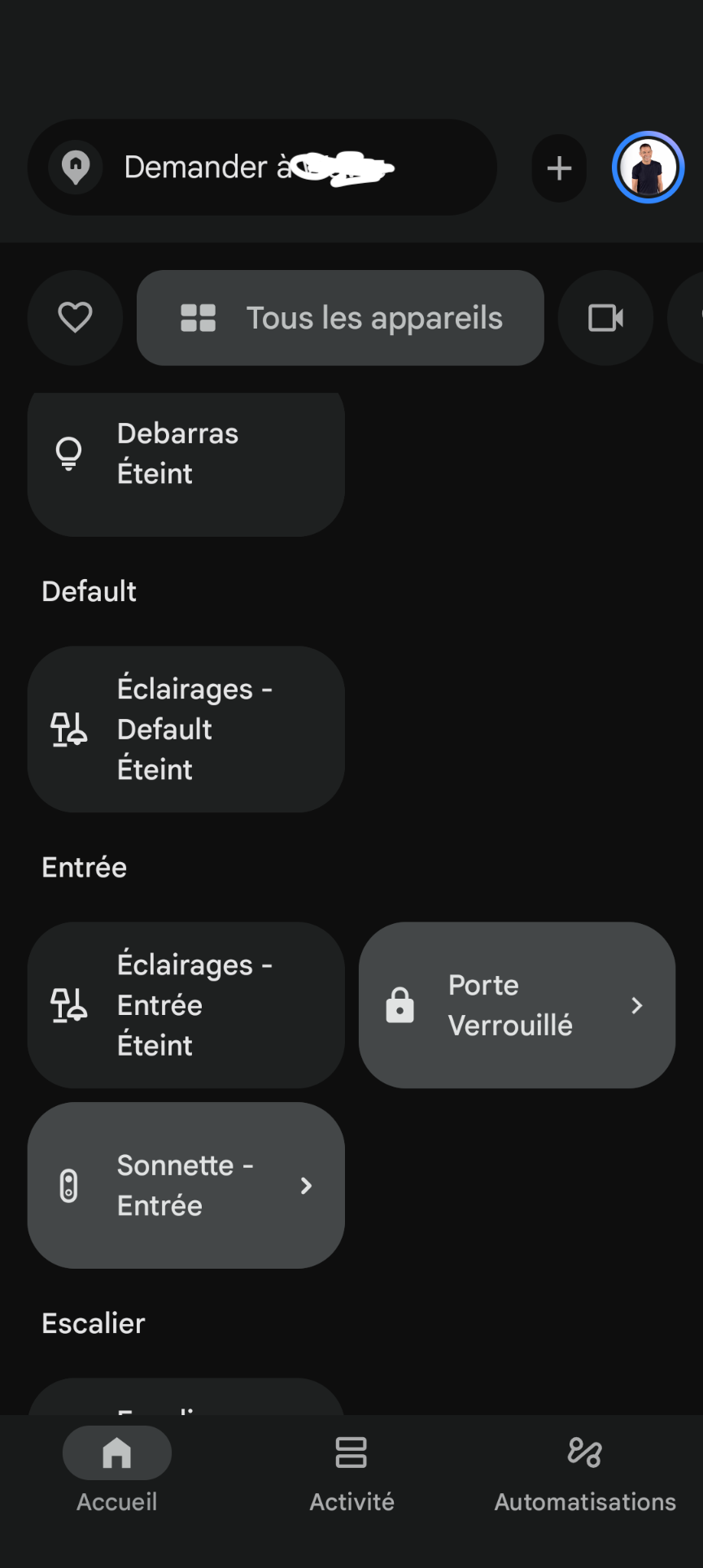 Capture d'écran de l'application Google Home montrant la liste des appareils domotiques organisés par pièce : entrée, éclairages, porte verrouillée, sonnette, escalier"