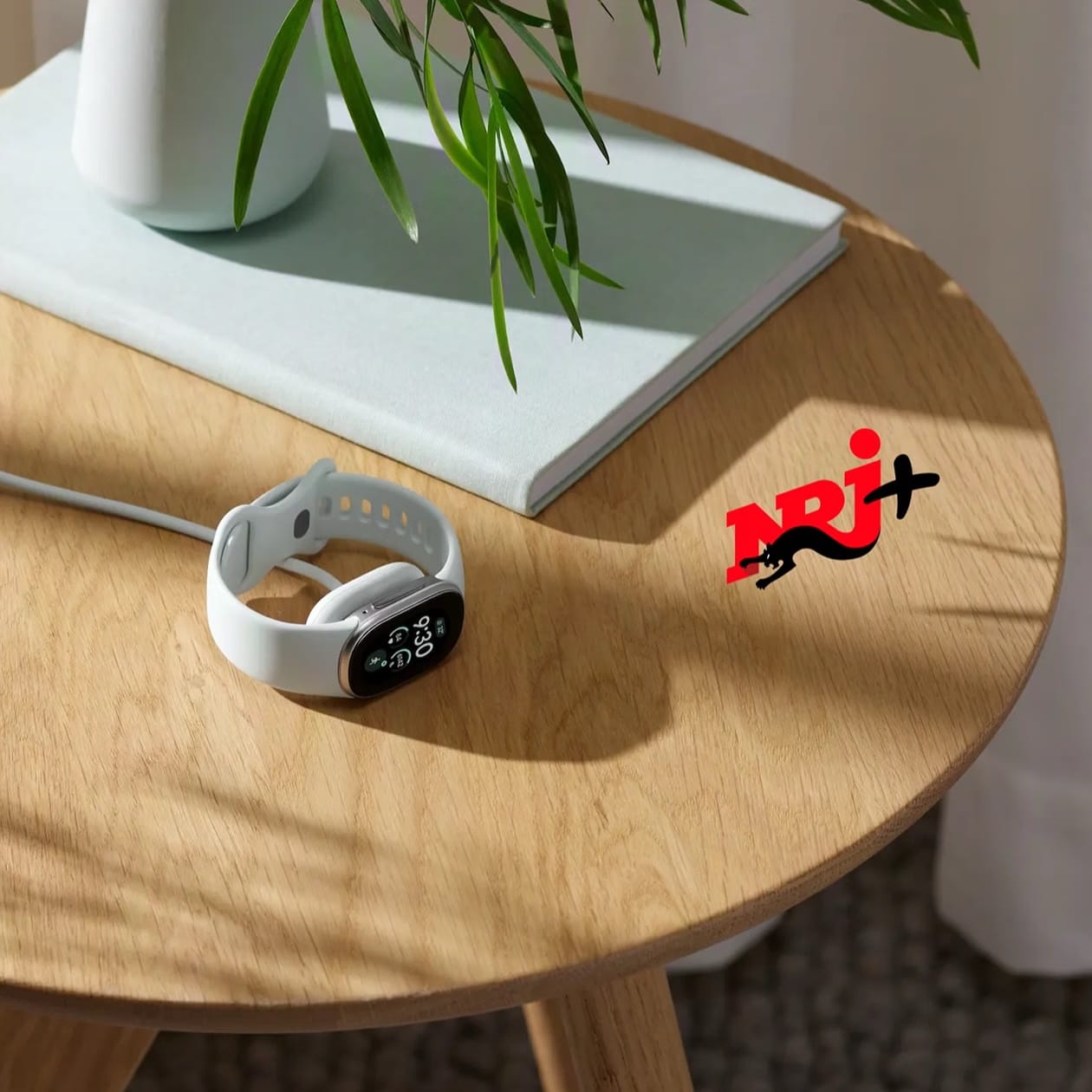 Bracelet Fitbit Edge sur une table basse