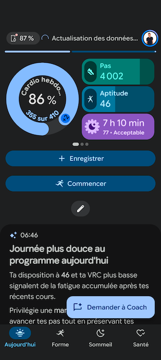 Interface Google Health onglet Aujourd’hui affichant les pas, le score d’aptitude et la durée de sommeil avec analyse contextuelle